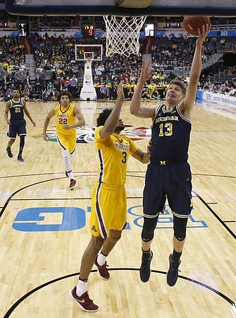 Zak Irvin (21) and Moritz Wagner (13)