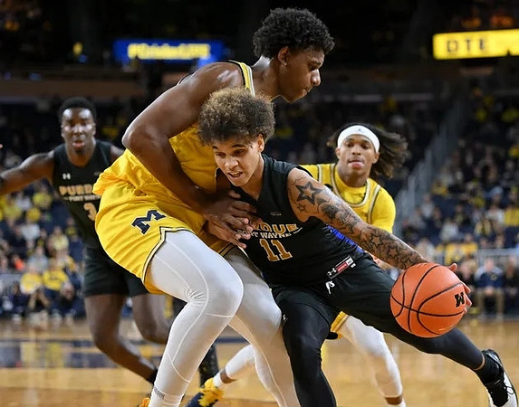 Tarris Reed Jr. (32) and Dug McDaniel (0)