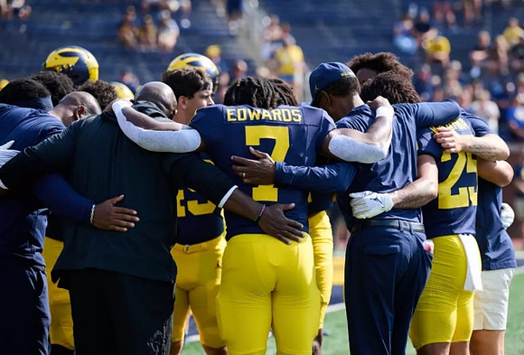 Donovan Edwards (7) and Michigan Team