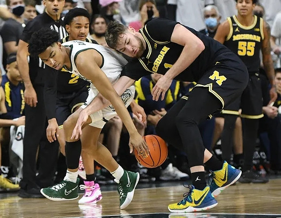 Kobe Bufkin (2), Hunter Dickinson (1), and Eli Brooks (55)