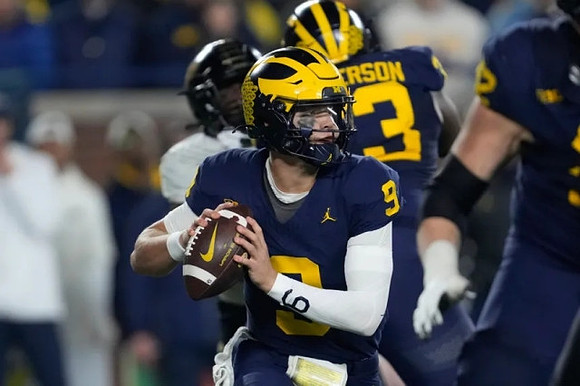 J.J. McCarthy (9), LaDarius Henderson (73), and Karsen Barnhart (52)