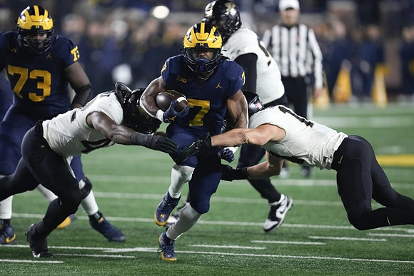 LaDarius Henderson (73) and Donovan Edwards (7)