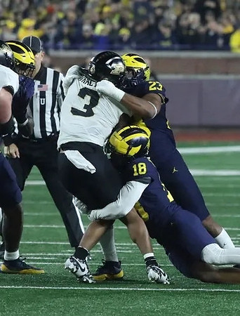 Ja'Den McBurrows (18) and Michael Barrett (23)