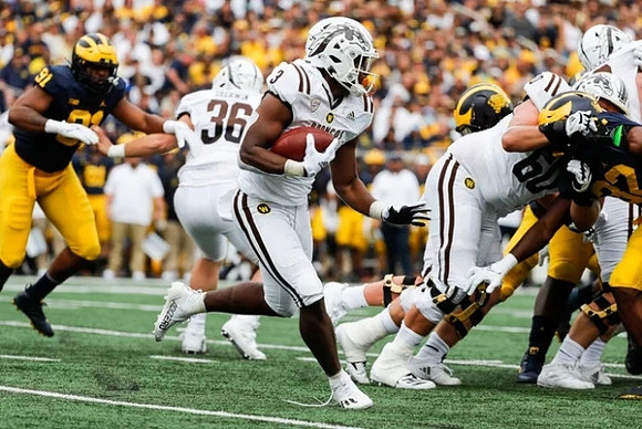 Taylor Upshaw (91) and Jaylen Harrell (32)