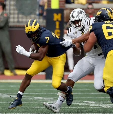 Donovan Edwards (7) and Zak Zinter (65)