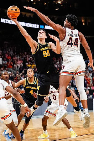 Nimari Burnett (4) and Vladislav Goldin (50)