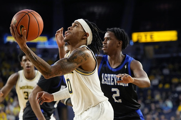 Tarris Reed Jr. (32) and Dug McDaniel (0)