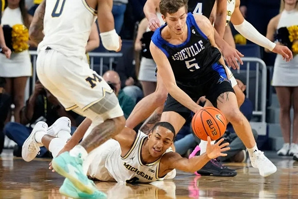 Dug McDaniel (0) and Nimari Burnett (4)