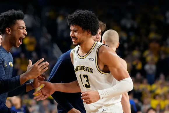 Jace Howard (25) and Olivier Nkamhoua (13)