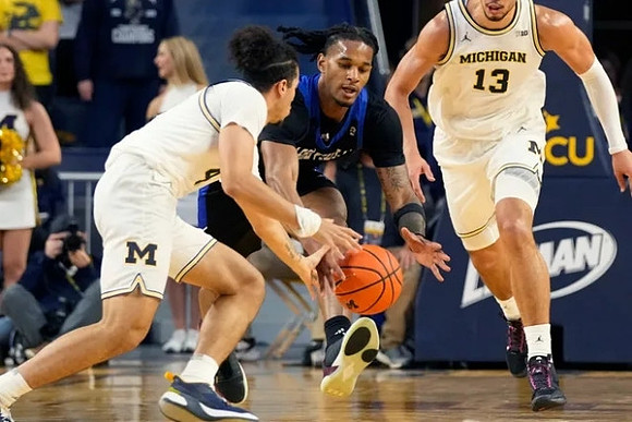 Nimari Burnett (4) and Olivier Nkamhoua (13)