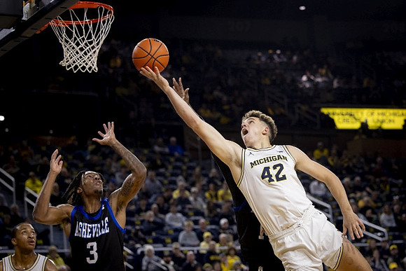 Nimari Burnett (4) and Will Tschetter (42)