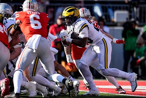 Greg Crippen (51) and Kalel Mullings (20)