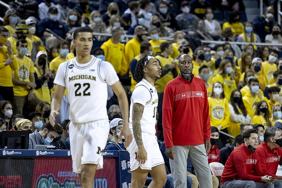 Caleb Houstan (22), Frankie Collins (10), and Maryland Head Coach Danny Manning