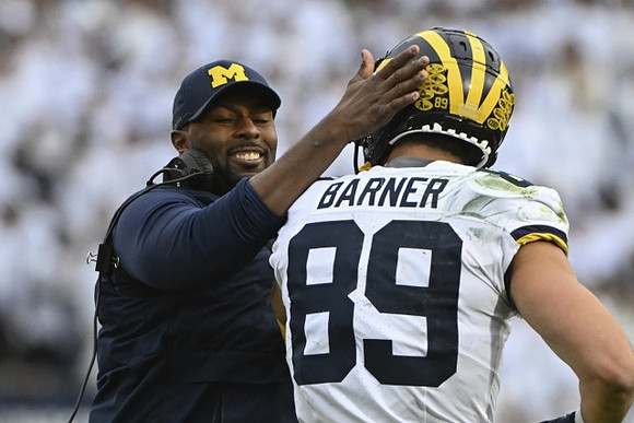 Sherrone Moore and AJ Barner (89)