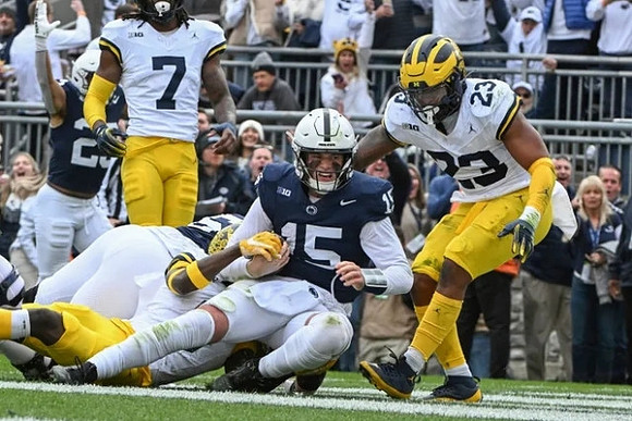 Makari Paige (7) and Michael Barrett (23)