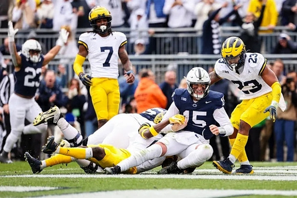 Makari Paige (7) and Michael Barrett (23)