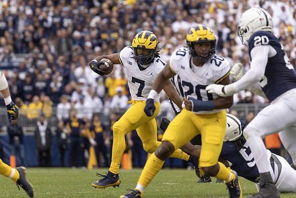 Donovan Edwards (7) and Kalel Mullings (20)
