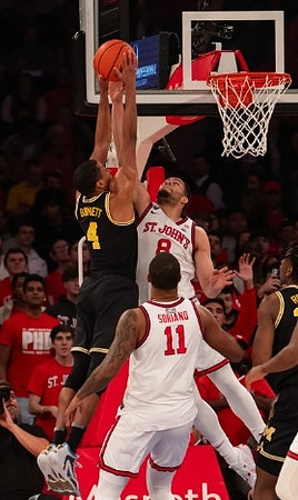 Nimari Burnett (4) and Tarris Reed Jr. (32)