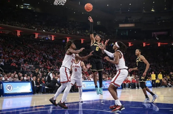 Dug McDaniel (0) and Nimari Burnett (4)