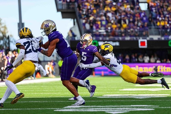 Jyaire Hill (20) and Will Johnson (2)