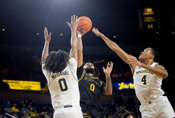 Dug McDaniel (0) and Nimari Burnett (4)