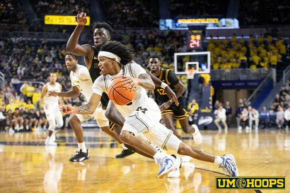 Tarris Reed Jr. (32) and Dug McDaniel (0)