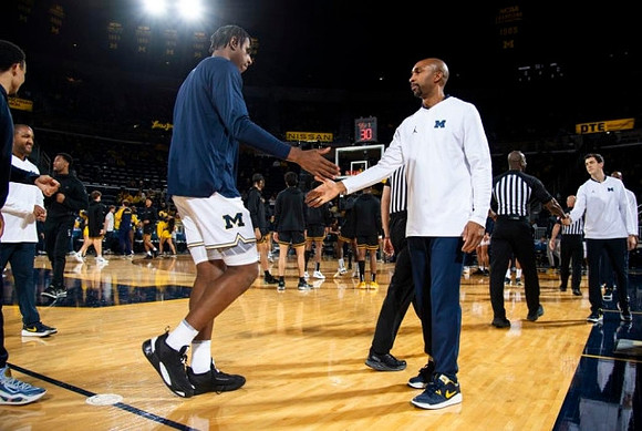 Tarris Reed Jr. (32), Saddi Washington, and Michigan Team