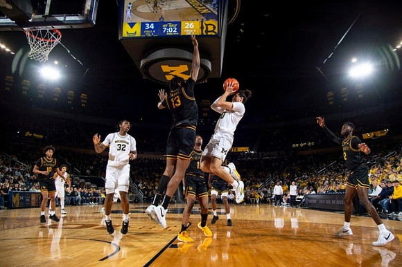Tarris Reed Jr. (32) and George Washington III (40)