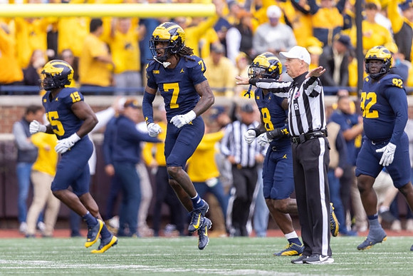 Ernest Hausmann (15), Makari Paige (7), Derrick Moore (8), and Ike Iwunnah (92)