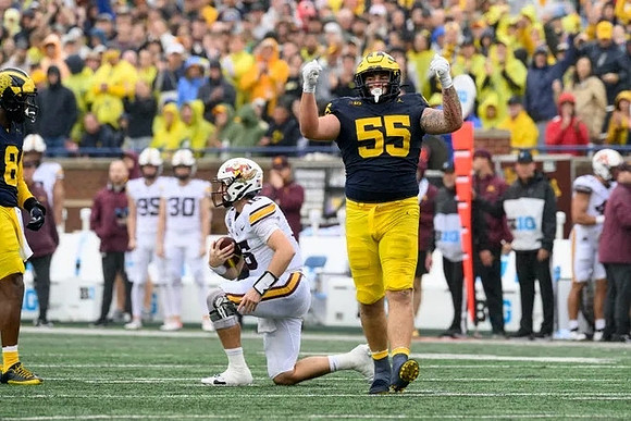 Derrick Moore (8) and Mason Graham (55)