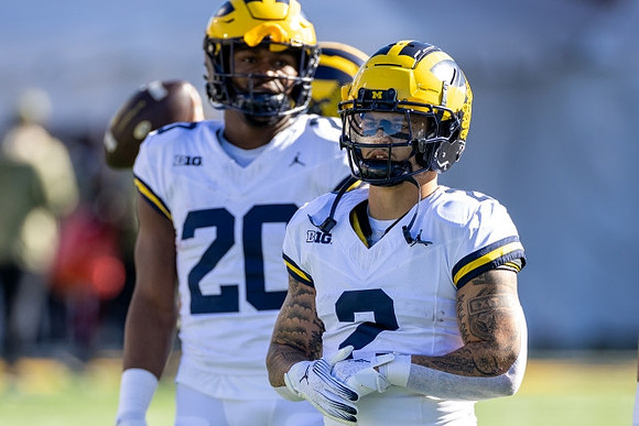 Kalel Mullings (20) and Blake Corum (2)