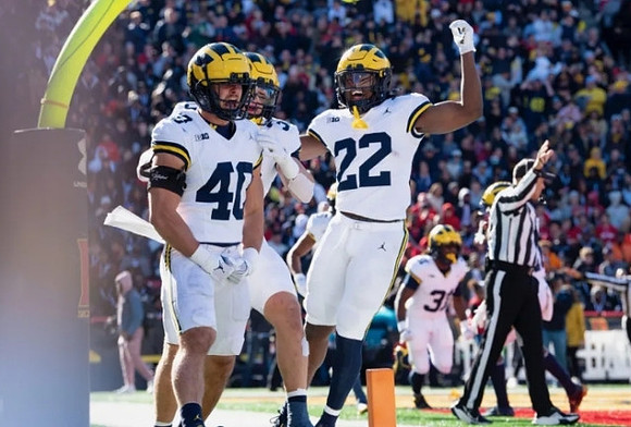 Christian Boivin (40) and Tavierre Dunlap (22)