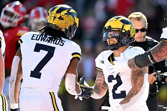 Donovan Edwards (7) and Blake Corum (2)