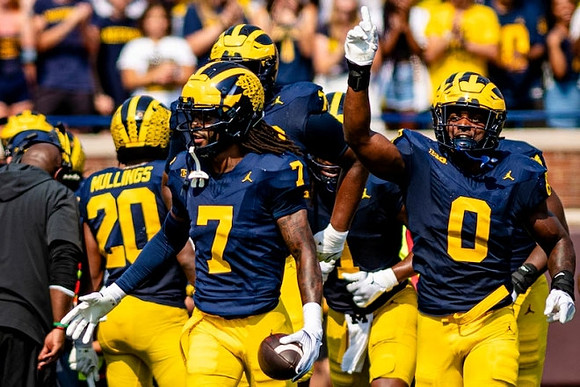 Kalel Mullings (20), Makari Paige (7), and Josaiah Stewart (0)
