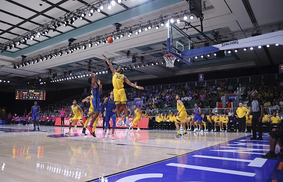 Tarris Reed Jr. (32) and Michigan Team