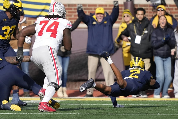 Jaylen Harrell (32) and Will Johnson (2)