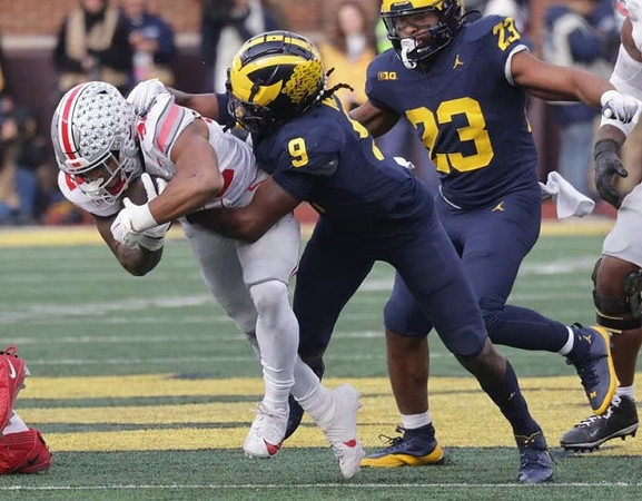 Rod Moore (9) and Michael Barrett (23)