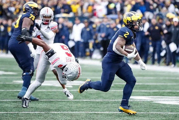 LaDarius Henderson (73) and Blake Corum (2)