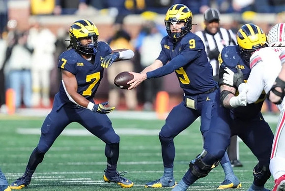 Donovan Edwards (7) and J.J. McCarthy (9)