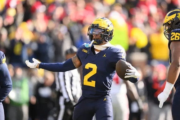 Will Johnson (2) and Rayshaun Benny (26)