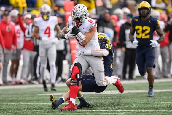 Jimmy Rolder (30) and Jaylen Harrell (32)