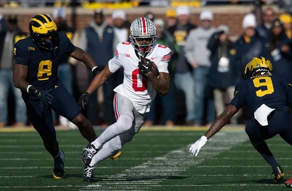 Derrick Moore (8) and Rod Moore (9)