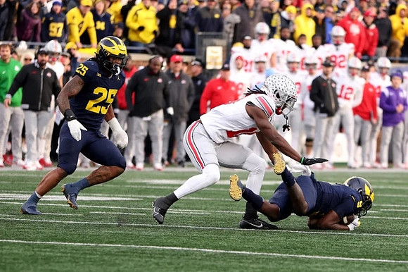 Junior Colson (25) and Rod Moore (9)