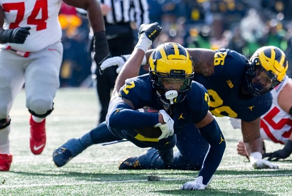 Will Johnson (2) and Rayshaun Benny (26)