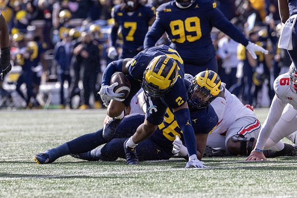 Will Johnson (2), Rayshaun Benny (26), Makari Paige (7), and Cam Goode (99)