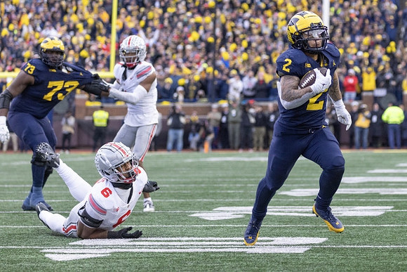 LaDarius Henderson (73) and Blake Corum (2)