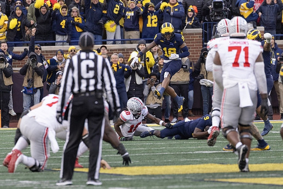 Ja'Den McBurrows (18) and Rod Moore (9)