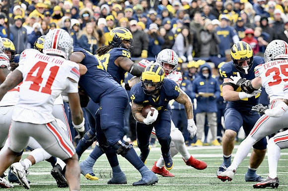 Trente Jones (53), Blake Corum (2), and Max Bredeson (44)