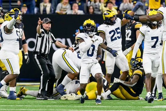 Mike Sainristil (0), Junior Colson (25), and Makari Paige (7)