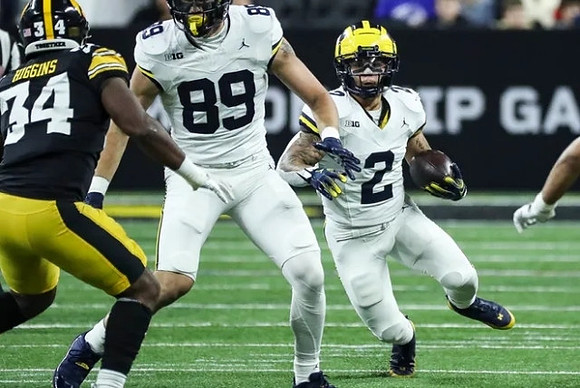 AJ Barner (89) and Blake Corum (2)
